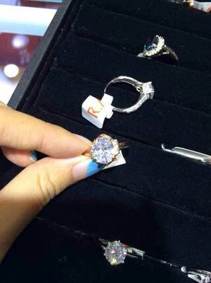 璀璨選擇 水晶戒指零售兼批發(fā)，盡享鉆石珠寶玉器之美